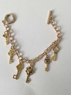 Adorable tiny keys on gold tone link bracelet, toggle closure, hand crafted
